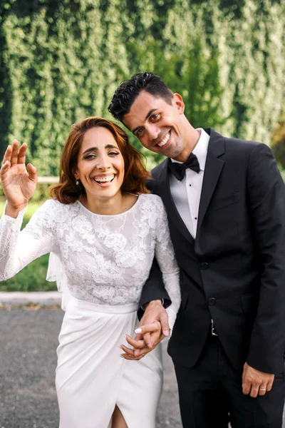 İtalyan tarzı yeni evliler parkta dururken gülmek — Stok fotoğraf