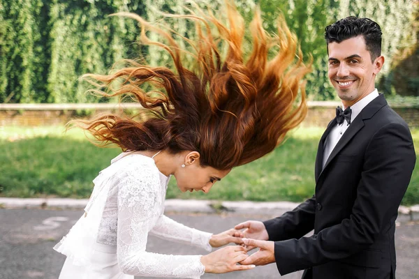 Bride secoue ses superbes cheveux roux debout devant un gr — Photo