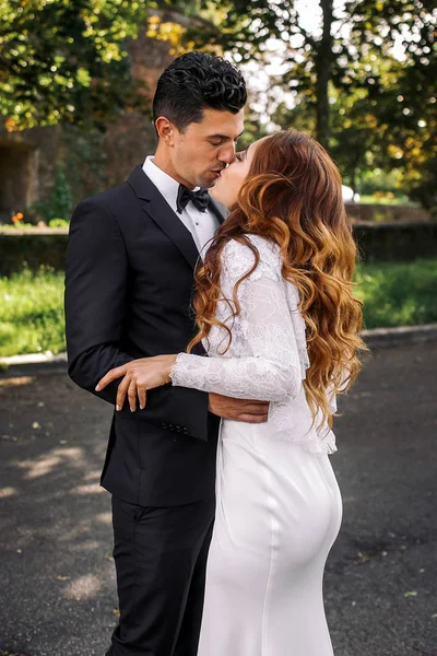 Esmer damat öpücük uzun saçlı gelin onun ihale sarılma 