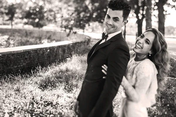 Imagen en blanco y negro de la novia sonriente novio cathing de behi — Foto de Stock