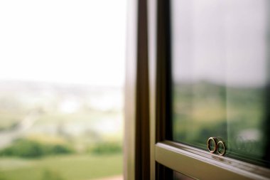 Pencere çerçevesi kürsüye şık alyans