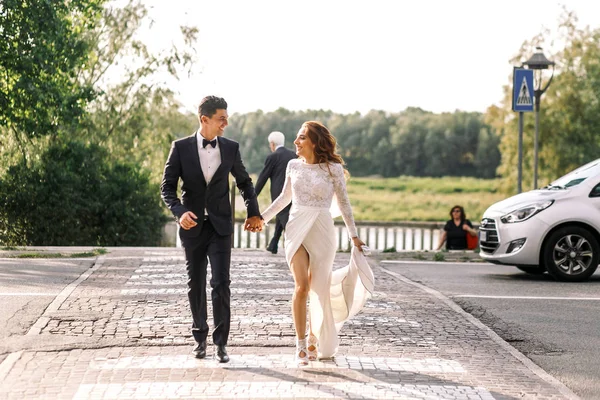 Şık Düğün çifti arasında bir güneşli da yaya yürür — Stok fotoğraf
