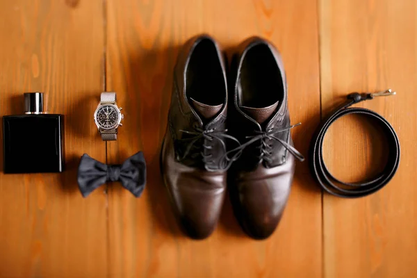Chaussures en cuir se trouvent entre les accessoires d'autres messieurs sur le w — Photo