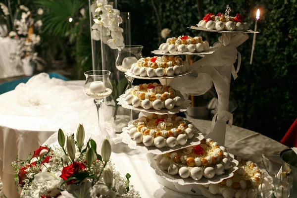 Platos con sabrosos dulces en el buffet blanco —  Fotos de Stock