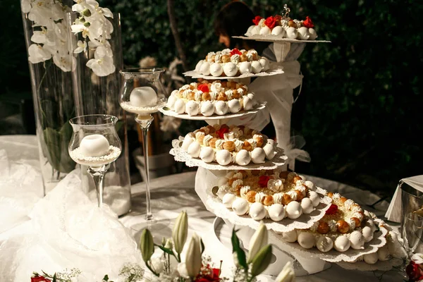 Akşam yemeği masada farklı Tabaklarda lezzetli tatlı topları yalan — Stok fotoğraf