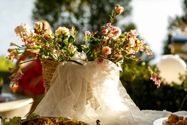 粉红玫瑰花束站在桌子上篮 — 图库照片