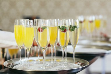 Çilek yeşil yaprakları ile şampanya flüt float