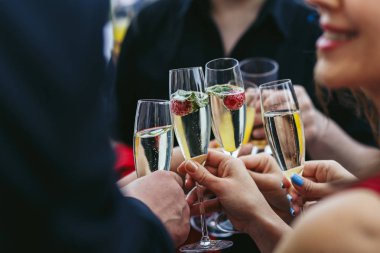 Meleklerin şampanya flüt kadının omuz arkasından bakmak