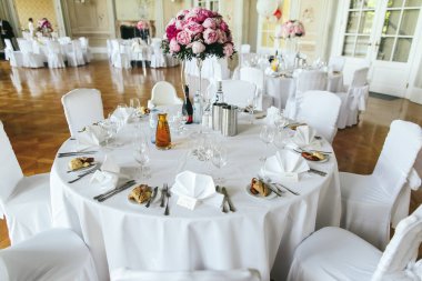 Zarif servis Sofra Restoran koridorda duran