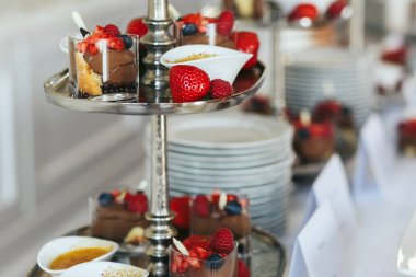 Lezzetli çilek soslu kase ve choc arasında yalan