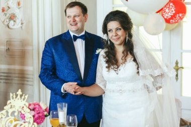 Komik çift düğün standları, sofra holding onların ha