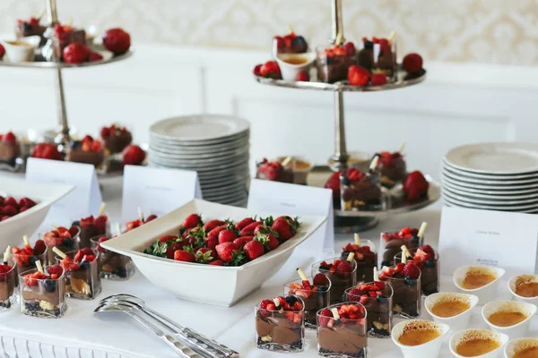 Przekąski i dania dojrzałych truskawek i czekoladowych deserów — Zdjęcie stockowe