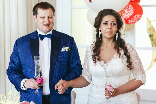 Plump nygifta utmärker vid middagsbordet håller sina händer för att — Stockfoto