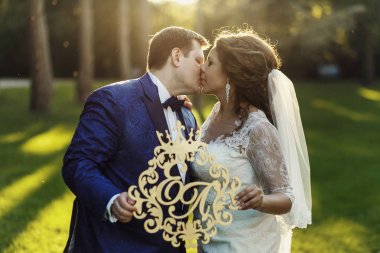 Onların wo tutan ihale gelin damat parlak mavi ceketli kisses