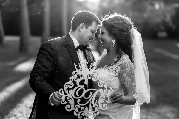 Черно-белая фотография улыбающейся пухлой свадебной пары — стоковое фото