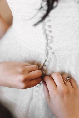 Gelinin korse kadar düğmelerini kadının elleri closeup