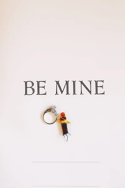 결혼 반지는 글자 Be Mine 아래에 있다 — 스톡 사진
