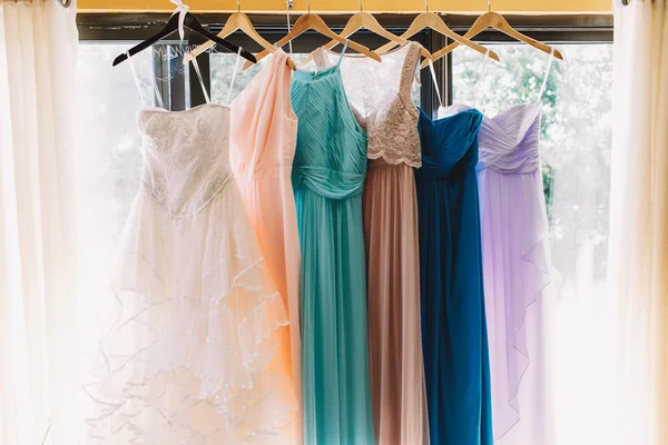 婚纱礼服挂在漂亮的粉色连衣裙 — 图库照片