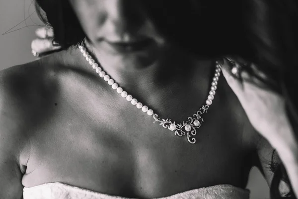 Foto offuscata di bella collana di perle sdraiato su tenera woma — Foto Stock