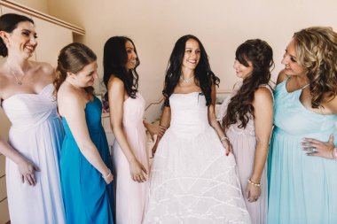 Çok güzel bir gelin odada nedime hayranım