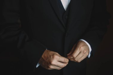 Adamın geniş kol düğmeleri bir smokin kadar