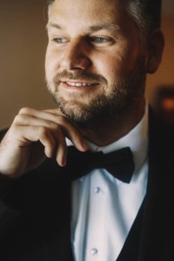 Damat çenesini ayakta iken altında onun geniş palm tutar 