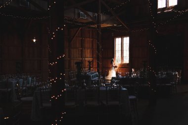 Yalnız gelin hazırlanan karanlık hangarda yüksek bir pencere arkasında duruyor