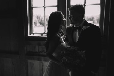 Siyah beyaz resim önce öpüşme mutlu düğün çift bir