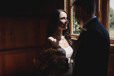 Bir gelin damat hayran mükemmel bir gülümseme üzerinde güneş parlıyor