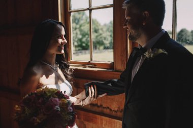 Gelin ve damat birbirine karanlıkta duran ellerini tutun