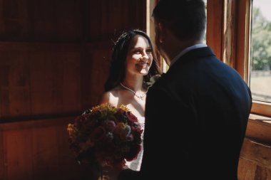 Yapraklara mutlu gelin yüzü gülen üzerinden yalan