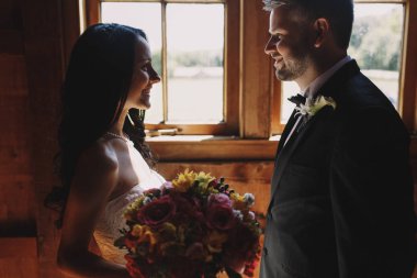 Gelin onu el büyük düğün buket ayakta bef süre tutar