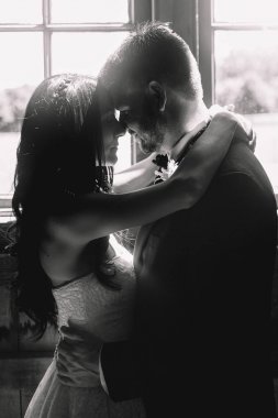 Güneş ışınlarının parlayan yeni evliler siyah beyaz resim