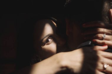 Gölge arkalarında öpüşme yeni evli üzerinde çalış