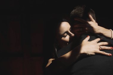 Gelin Damat sıkıca gölgesinde öpüşme sırasında hugs
