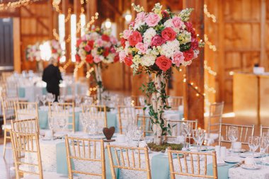 Muhteşem pembe buket ile kaplı yemek masası üzerinde duruyor 