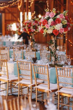 Mavi bezle örtülü masalarda ahşap sandalye standı