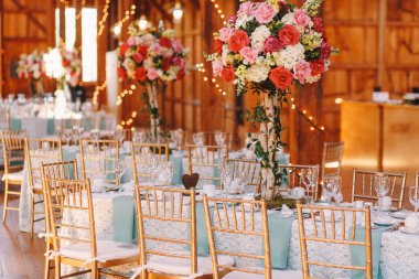 Ahşap hangar mavi tablolarda pembe buketleri standı