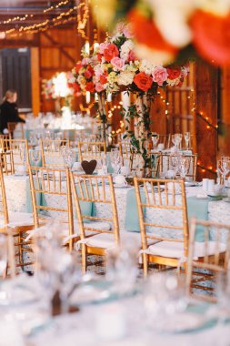 Göz gözlük sayesinde şenlikli yemeği tabloları arasında hizmet