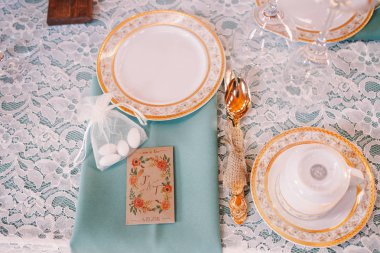 Kartpostal mavi peçete asılı beyaz bir plaka üzerinde yalan