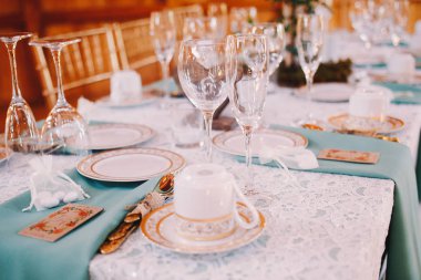 Altın tasarımı ile beyaz Kupası pl üzerinde baş aşağı döndü standları