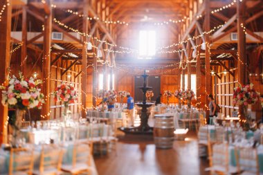 Bronz çeşme ayakta wo ortasında üzerinde güneş parlıyor