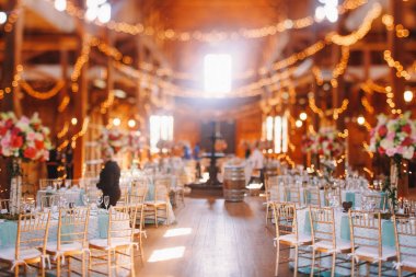 Sandalye satır parlak ahşap hanga tablolarda akşam yemeği önce stand