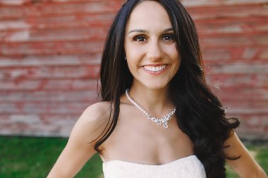 Uzun kıvırcık saç gülümsüyor ayakta outsid süre ile esmer gelin