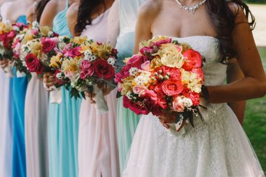 Bronz tenli gelin onu düğün buket önce onun ches tutar.