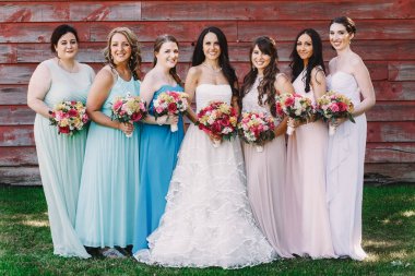 Farklı açılardan o giyinmiş pastel gülümseyen nedime standı