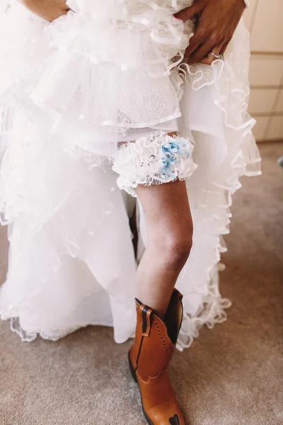 Fehér csipke harisnyakötő nő lábát tegye — Stock Fotó