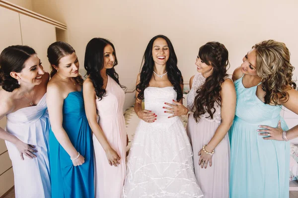 Družičky v pastelových šatech obklopují krásná nevěsta — Stock fotografie