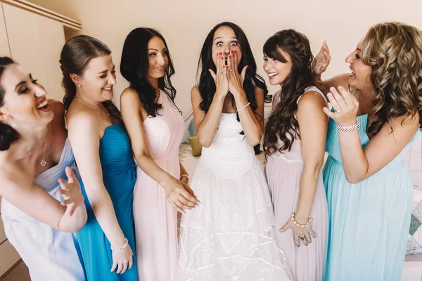 Shoked nevěsta zavře ústa s její dlaně, stojící mezi br — Stock fotografie