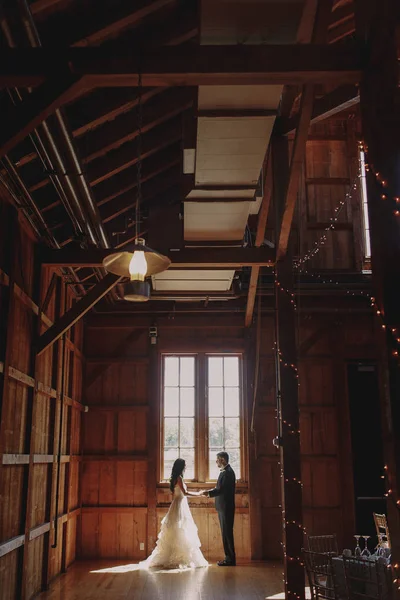 Ματιά από μακριά σε ένα φανάρι που κρέμεται πάνω από το γάμο το ζευγάρι stan — Φωτογραφία Αρχείου